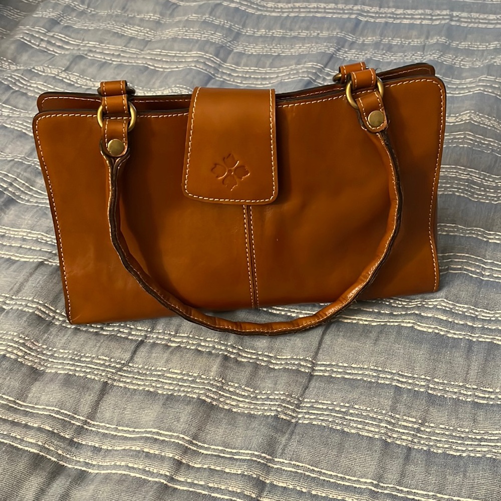 I love patricia Nash brand this si a very nice purse color brown or orange.